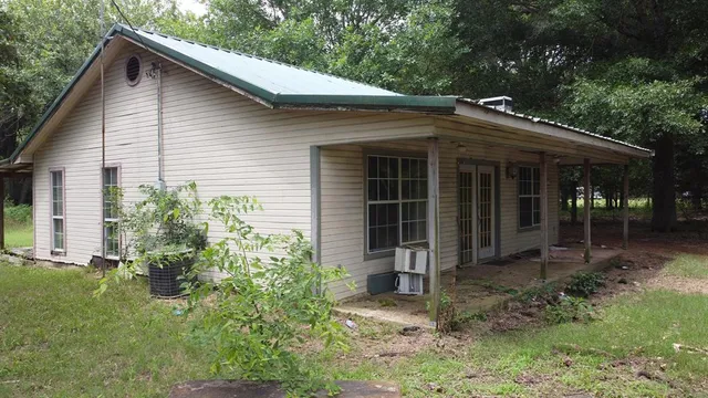a view of a house with backyard and garden