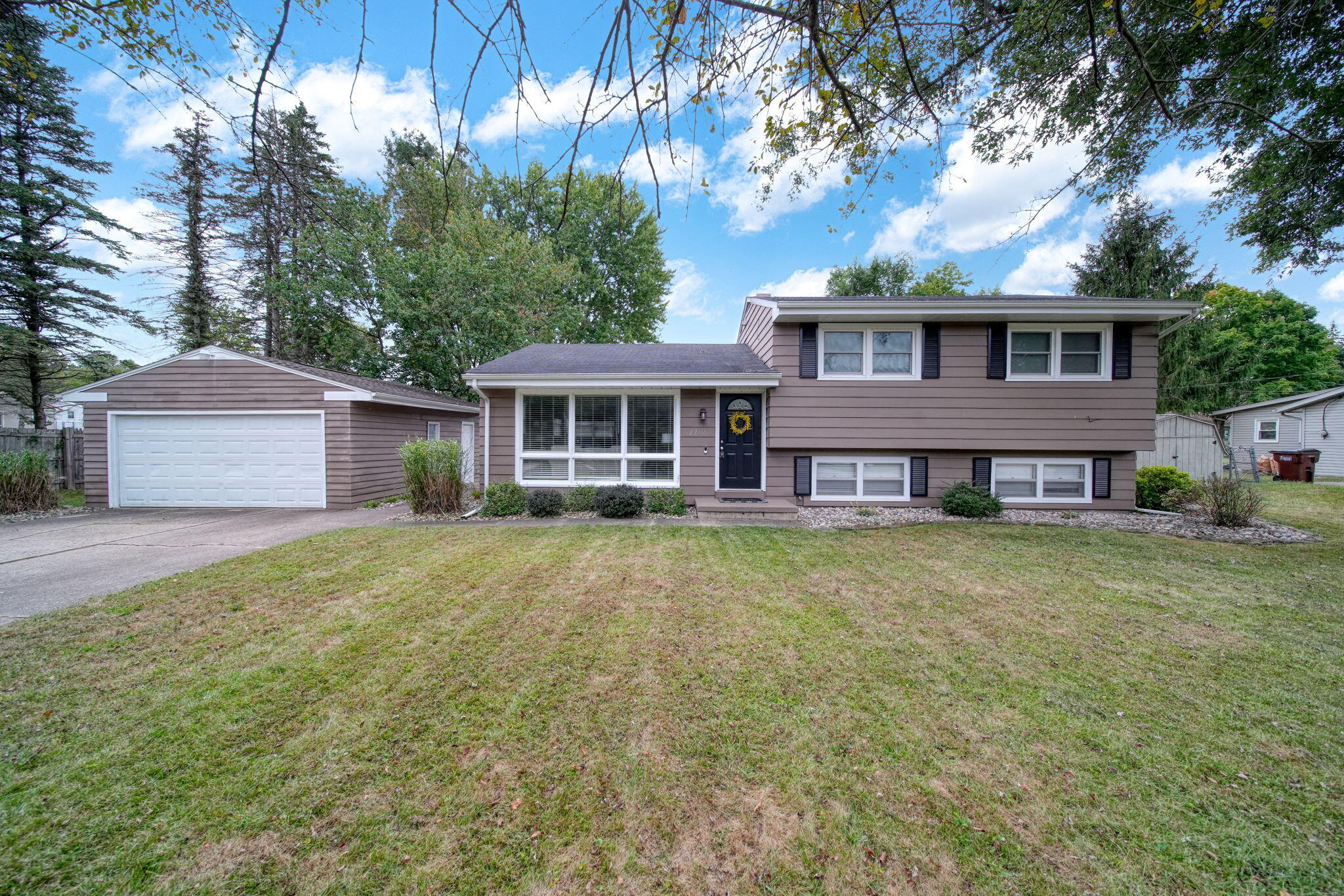 2207 Kenilworth Road Jackson, MI 49203 - Photo 1 of 42 1