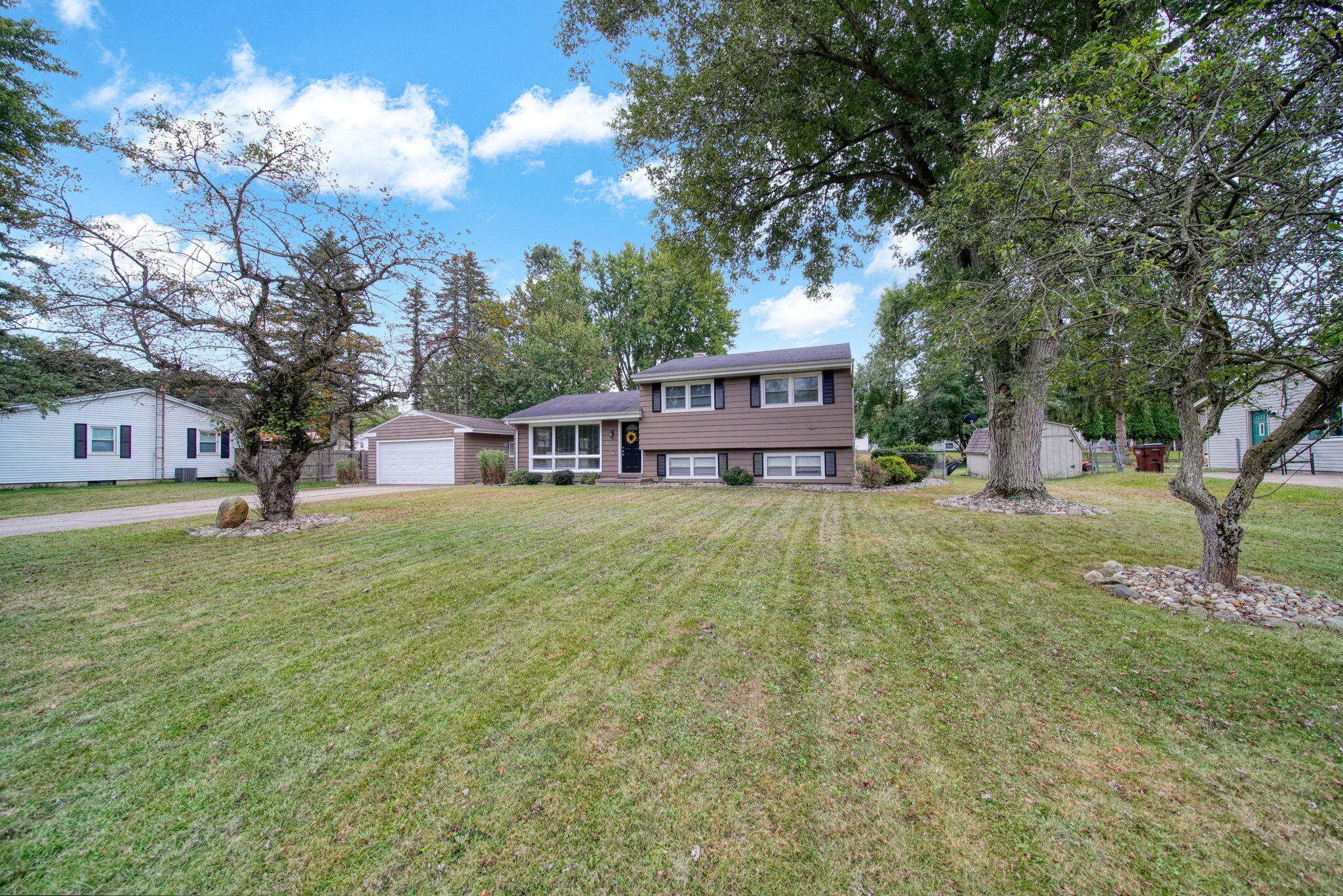 2207 Kenilworth Road Jackson, MI 49203 - Photo 3 of 42 3