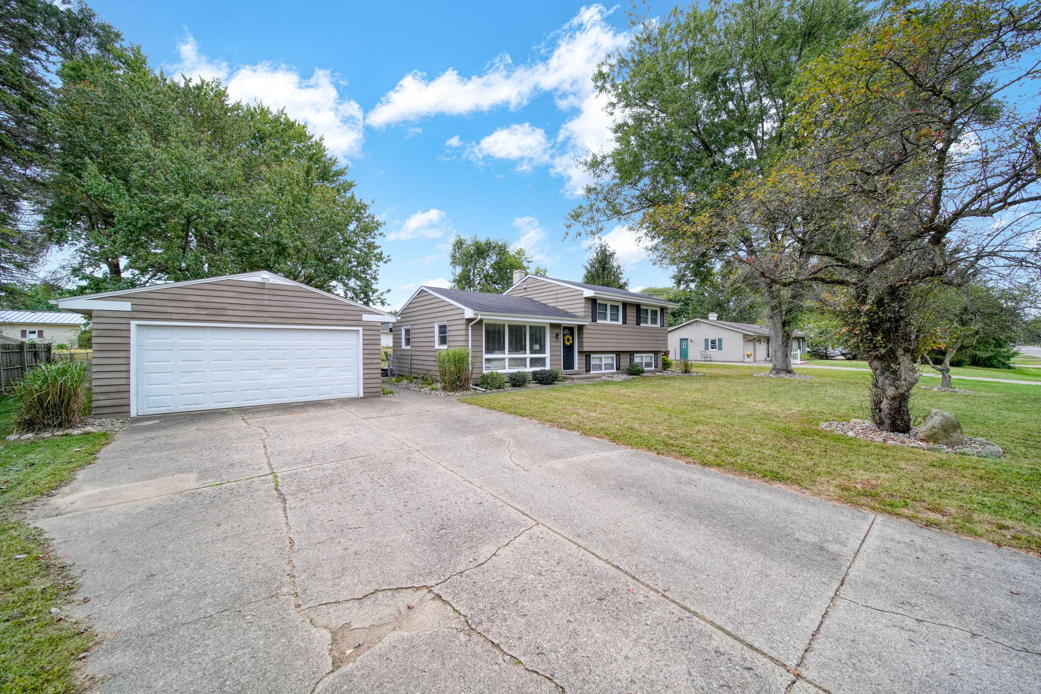 2207 Kenilworth Road Jackson, MI 49203 - Photo 4 of 42 4