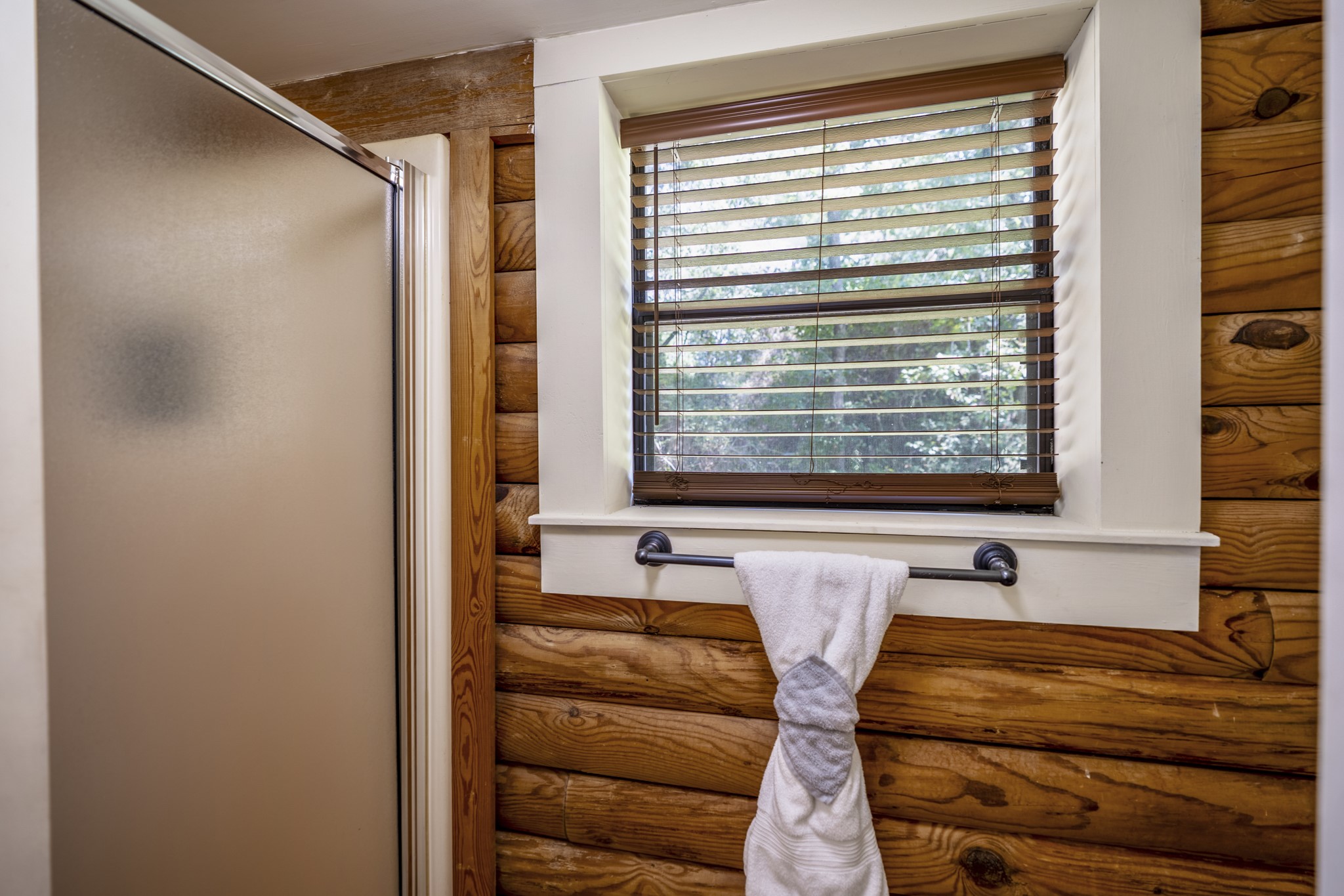 31370 Lazy Ridge Drive Waller, TX 77484 - Photo 23 of 43 a bathroom with a bathtub and window