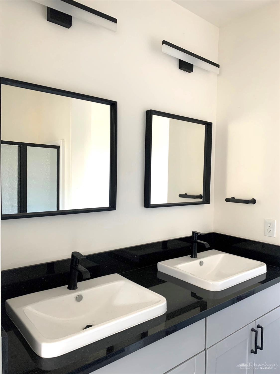 20901 Quail Springs Road Tehachapi, CA 93561 - Photo 11 of 28 Master dual sinks