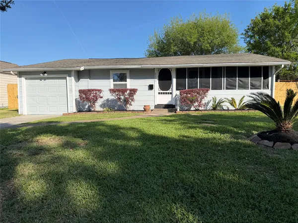 a view of a house with backyard and porch