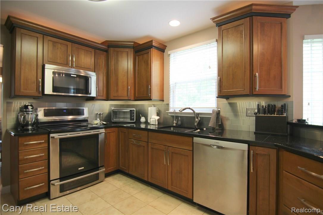 337 Timber Ridge Drive Highland, MI 48357 - Photo 18 of 30 Timber Ridge Dr Kitchen 3.jpg