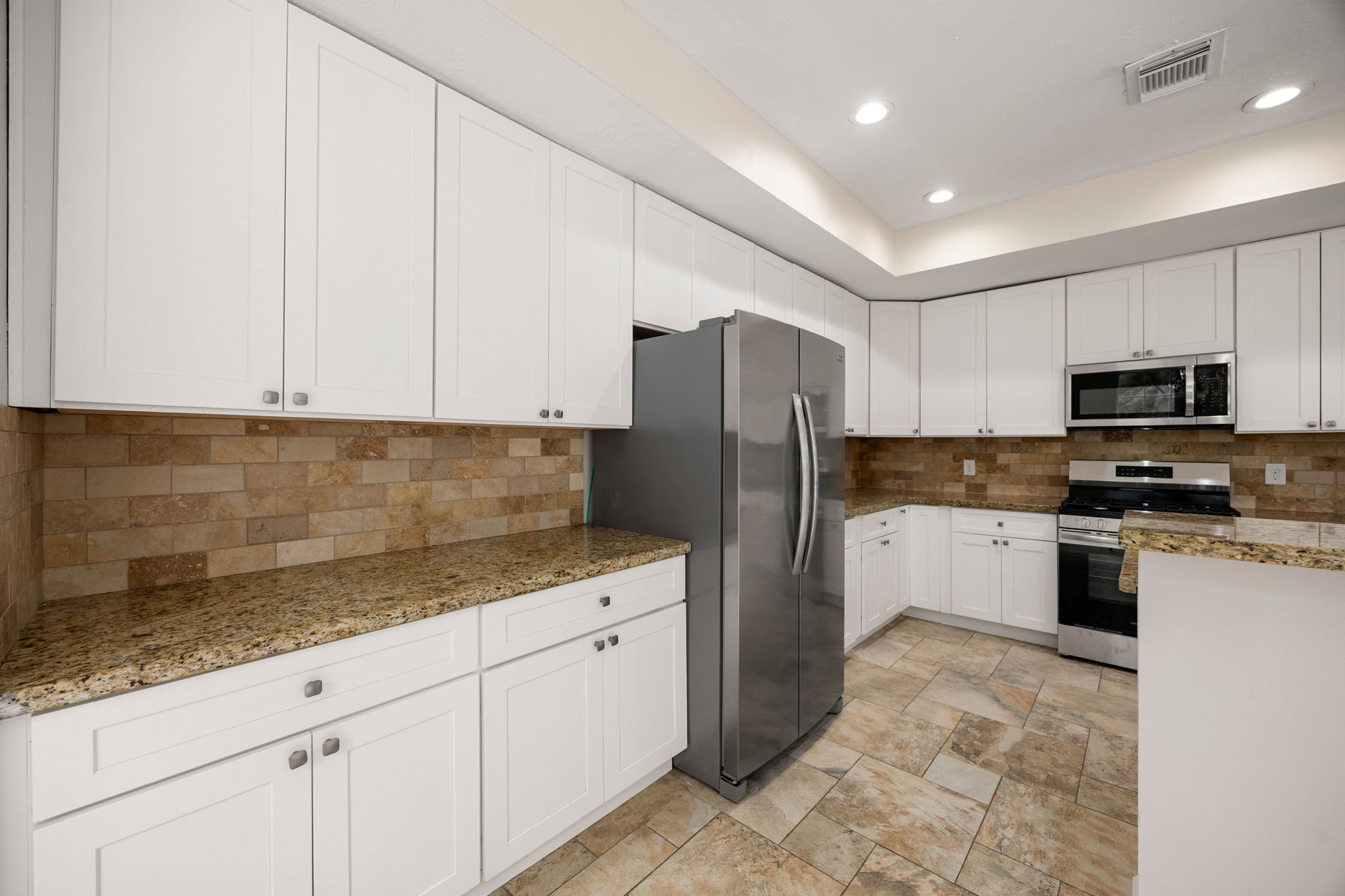 6335 Borg Breakpoint Drive Spring, TX 77379 - Photo 10 of 39 Well-appointed kitchen featuring abundant cabinetry, generous workspace, and stainless steel appliances.