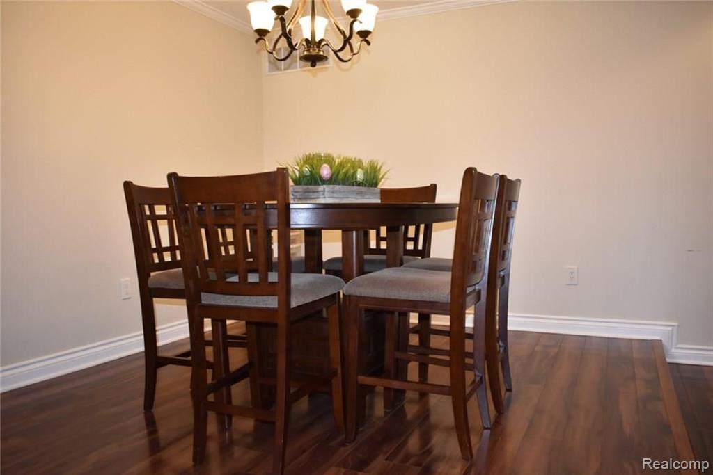 31035 Carriage Hill Road Farmington Hills, MI 48331 - Photo 9 of 32