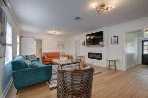 475 Seabrook Road Tequesta, FL 33469 - Photo 8 of 18 Living room