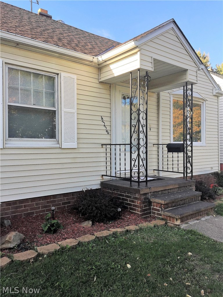 4338 Redding Road Cleveland, OH 44109 - Photo 2 of 25 Gallery Image 2