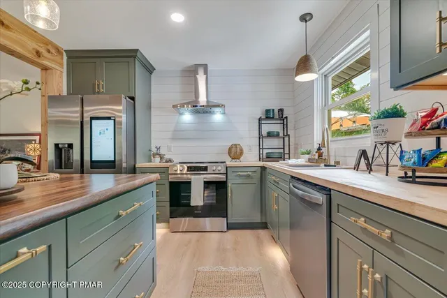 $534,900 | 114 Gravatts Way, Tannersville, PA 18372