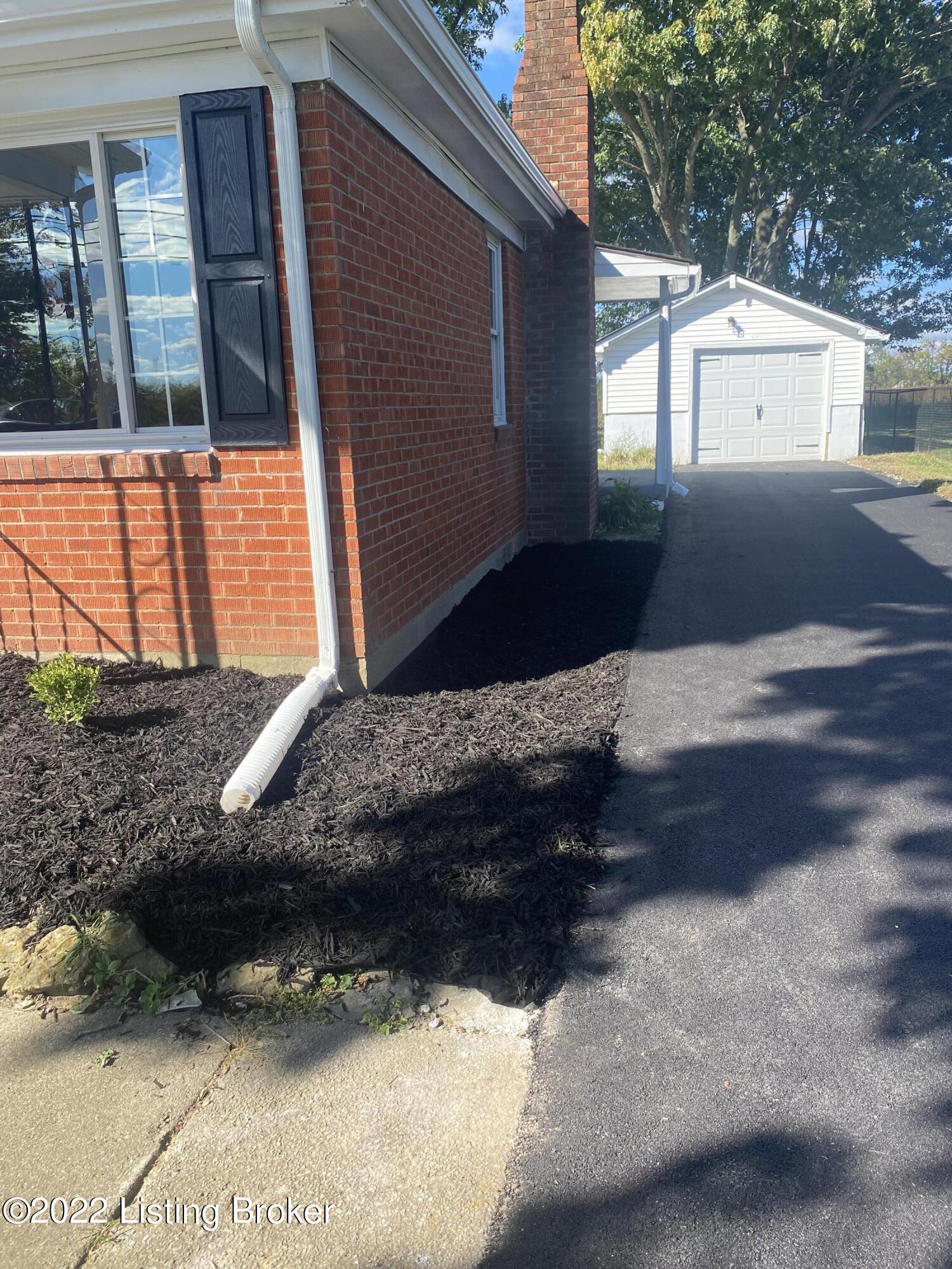 7407 Mt Washington Road Louisville, KY 40229 - Photo 2 of 23 driveway