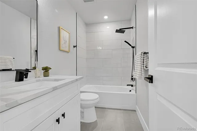 a view of empty room with windows