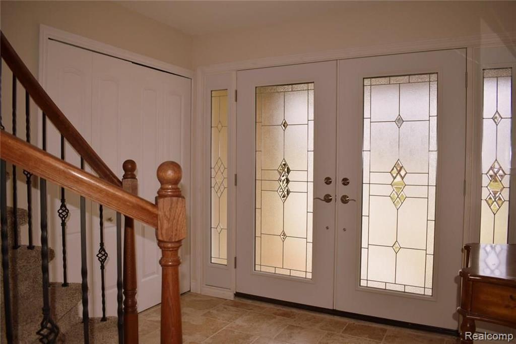 31035 Carriage Hill Road Farmington Hills, MI 48331 - Photo 3 of 32