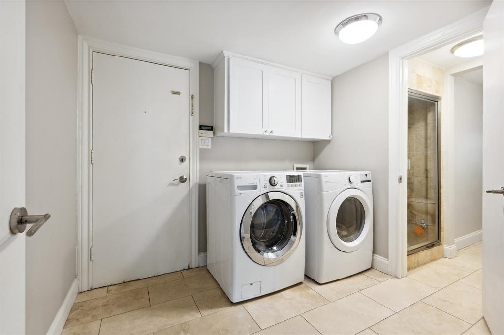 6160 Spring Valley Road Dallas, TX 75240 - Photo 17 of 40 a utility room with dryer and washer