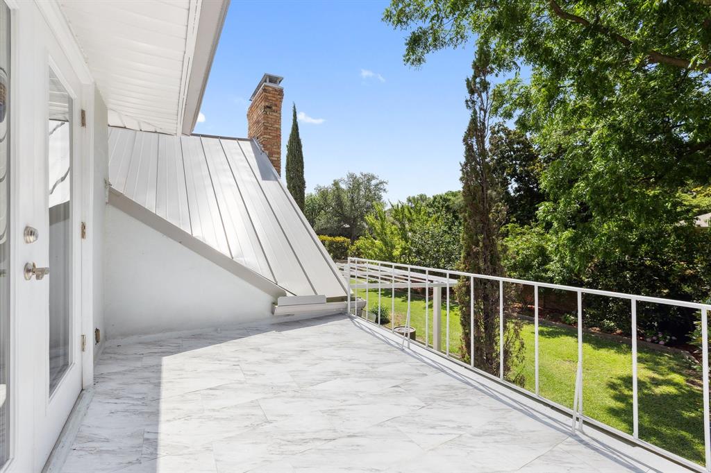 6160 Spring Valley Road Dallas, TX 75240 - Photo 31 of 40 a view of balcony with furniture
