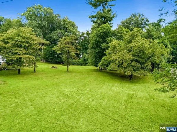 $899,000 | 6 Schubert Lane, Paramus, NJ 07652