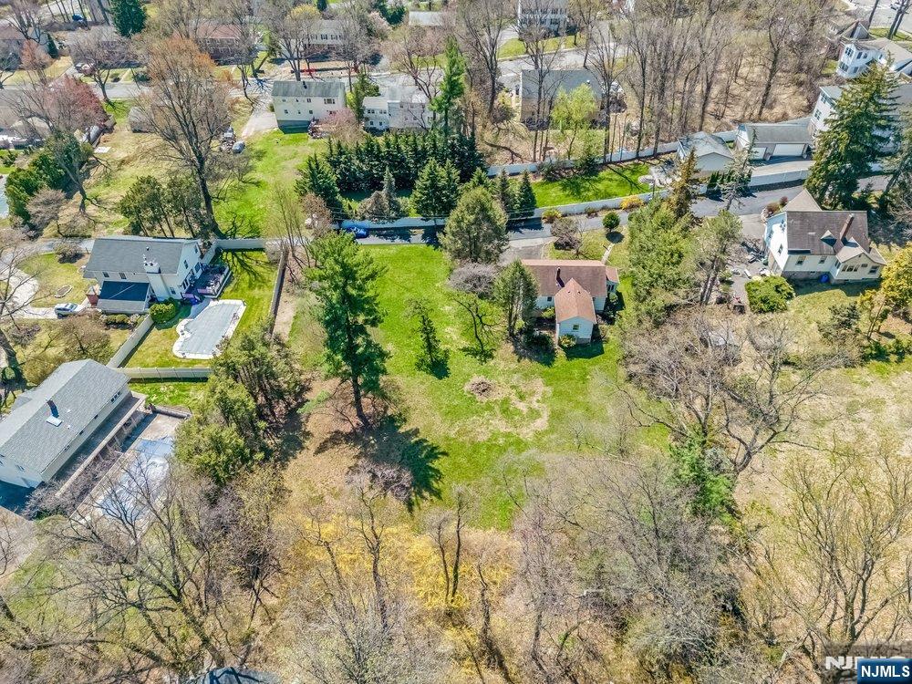 6 Schubert Lane Paramus, NJ 07652 - Photo 14 of 20