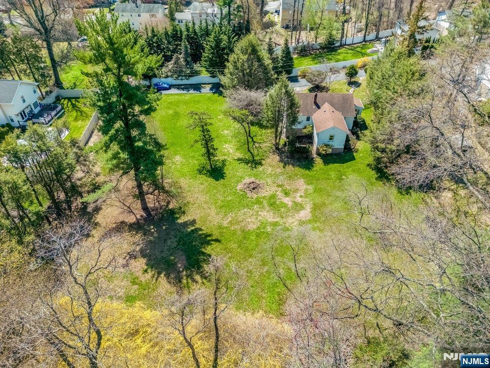 6 Schubert Lane Paramus, NJ 07652 - Photo 15 of 20