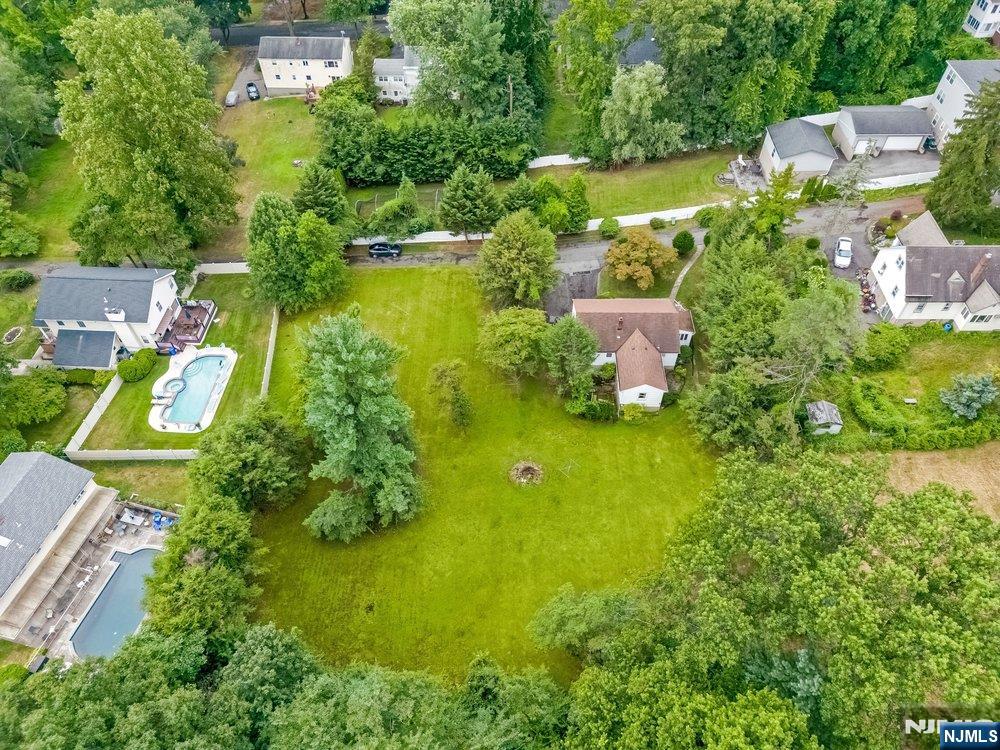 6 Schubert Lane Paramus, NJ 07652 - Photo 16 of 20