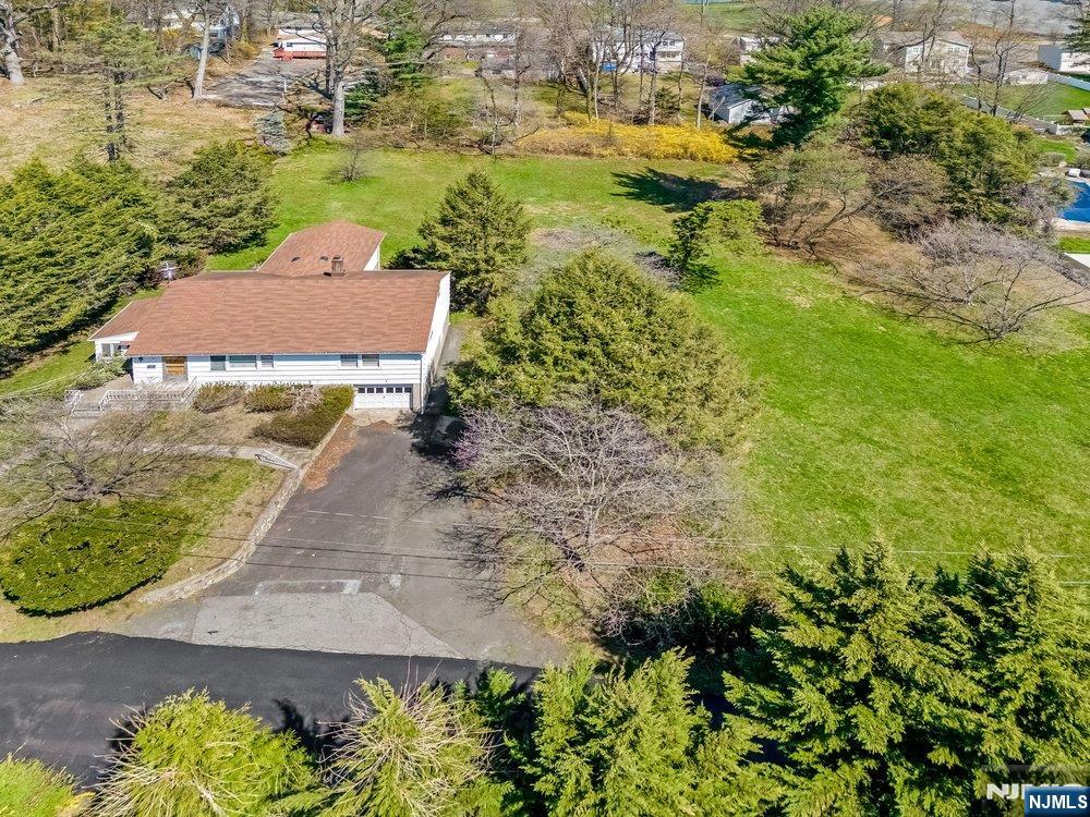 6 Schubert Lane Paramus, NJ 07652 - Photo 10 of 20