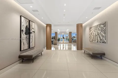 $1,295,000 | 888 Brickell Key Drive, Unit 1207, Miami, FL 33131