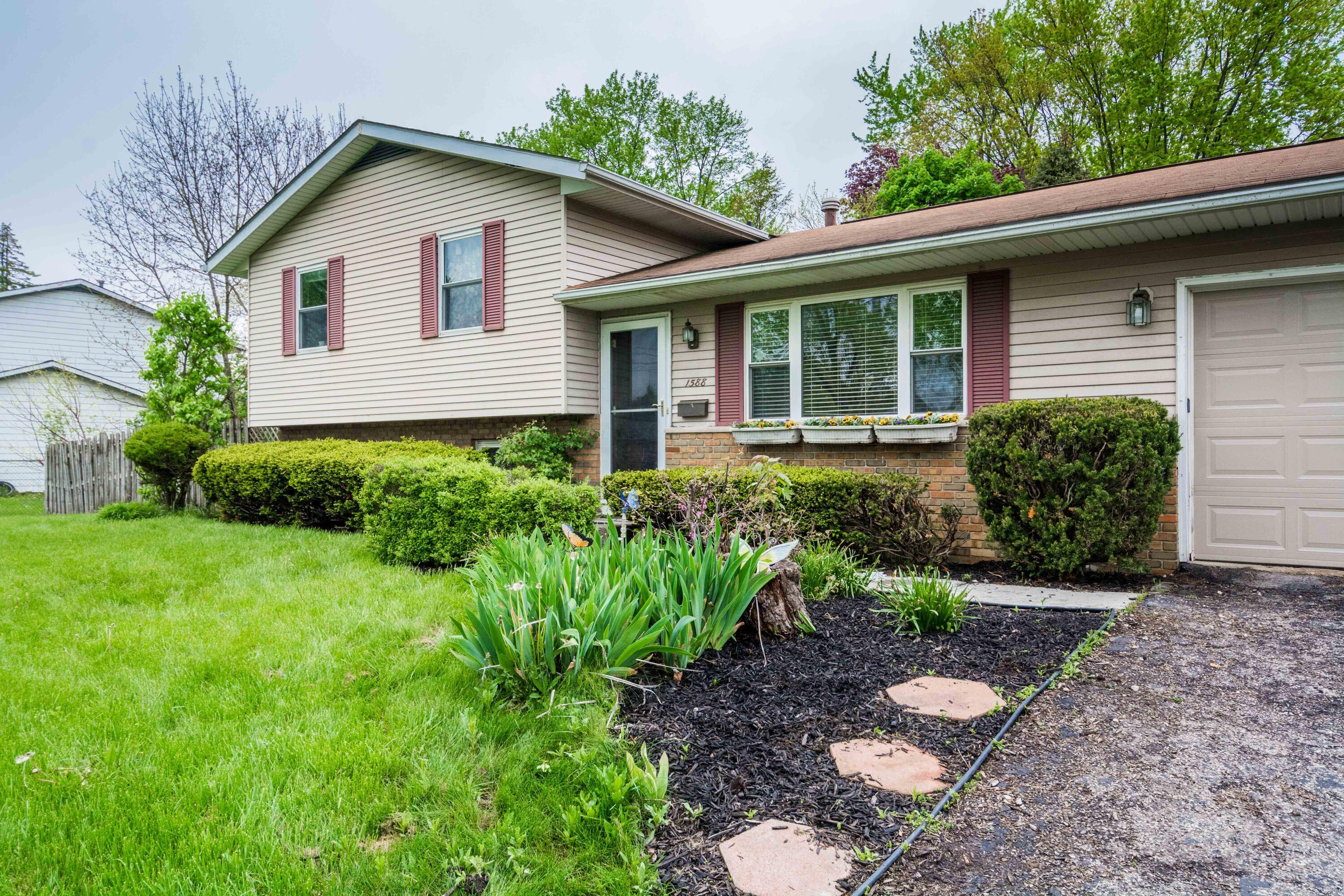 1588 Norma Road Columbus, OH 43229 - Photo 2 of 26 002- Front Rigjt