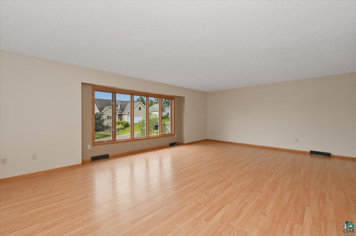 4113 Tioga Street Duluth, MN 55804 - Photo 6 of 31 Living Room