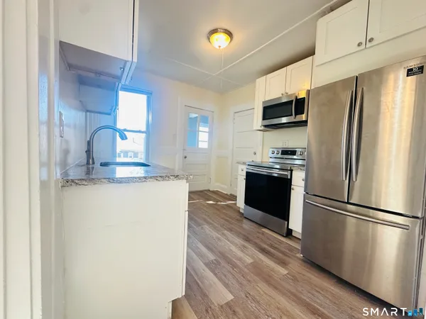 $1,795 | 133 Quaker Lane South, Unit 2, West Hartford, CT 06119