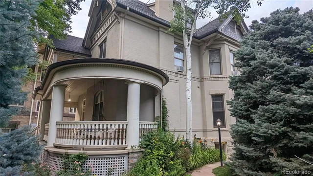 a view of front door and small yard