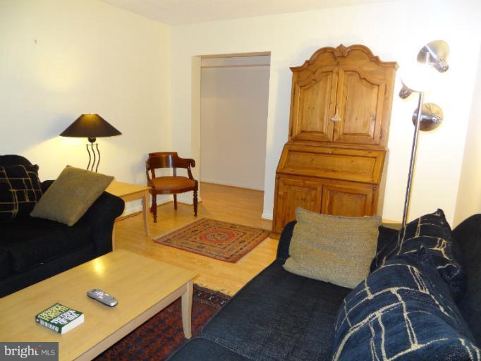 11609 Stoneview Square, Unit 69/1B Reston, VA 20191 - Photo 2 of 14 Living Room