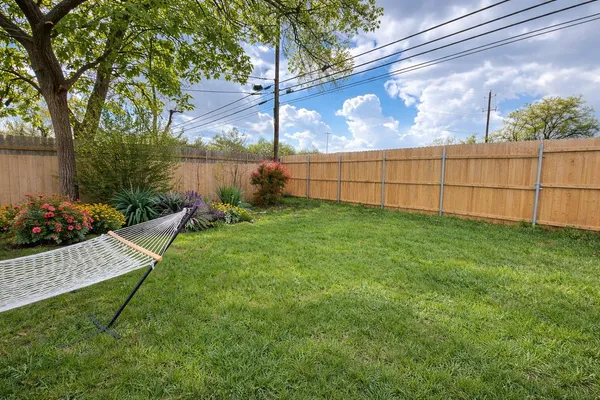 a view of a backyard