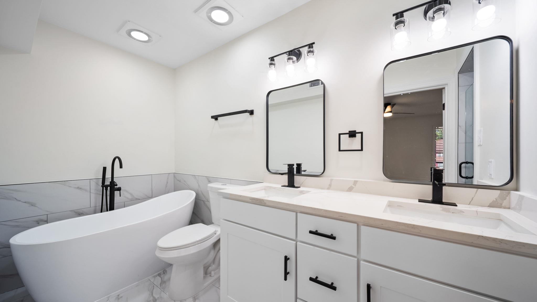 4351 Spring Oak Cove Memphis, TN 38125 - Photo 22 of 40 a bathroom with a toilet a sink and mirror