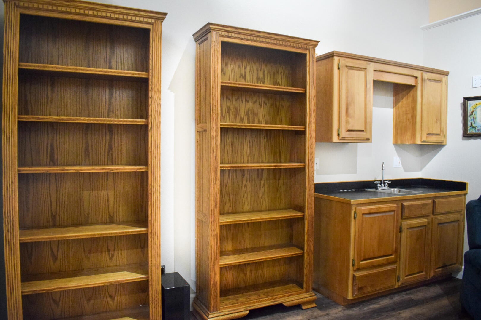 1394 Kubli Road Grants Pass, OR 97527 - Photo 20 of 34 TV room- wet bar - Copy