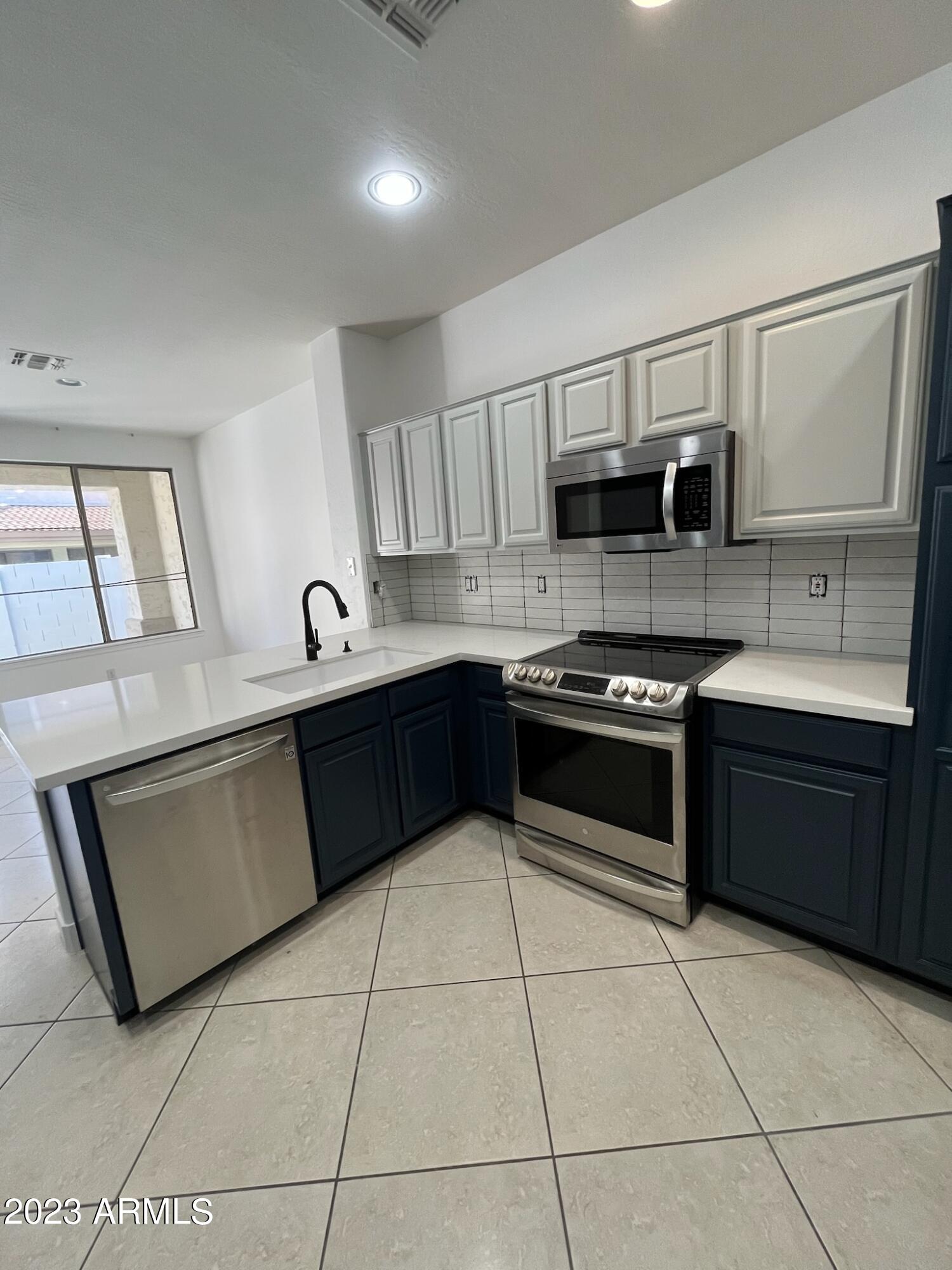 1024 East Frye Road, Unit 1096 Phoenix, AZ 85048 - Photo 3 of 33 Kitchen View 1