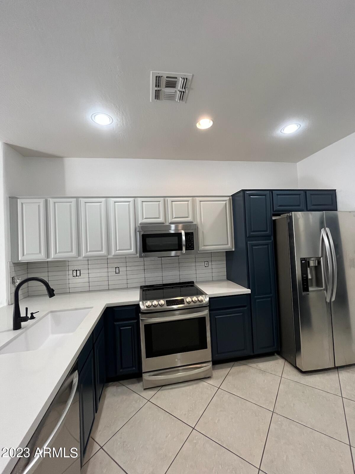 1024 East Frye Road, Unit 1096 Phoenix, AZ 85048 - Photo 4 of 33 Kitchen View 2