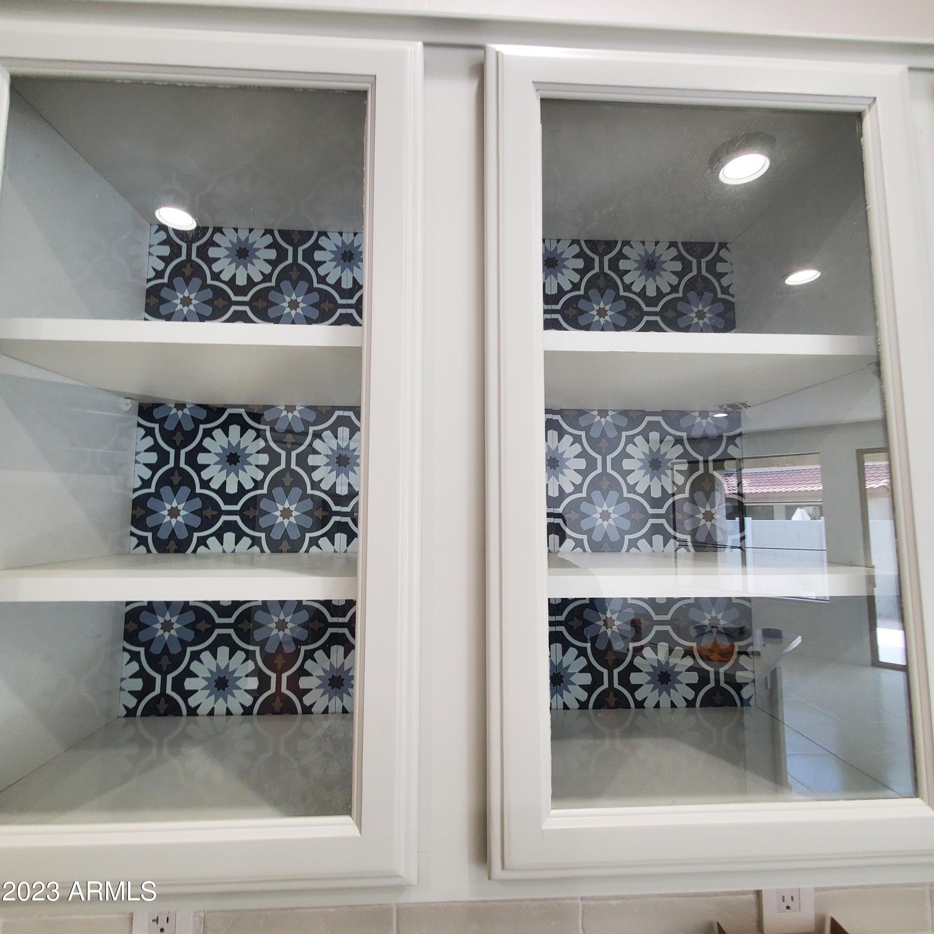 1024 East Frye Road, Unit 1096 Phoenix, AZ 85048 - Photo 6 of 33 Display Cabinet-Closed