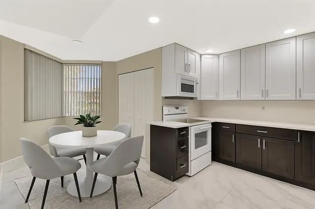 $2,800 | 9510 Seagrape Drive, Unit 201, Davie, FL 33324