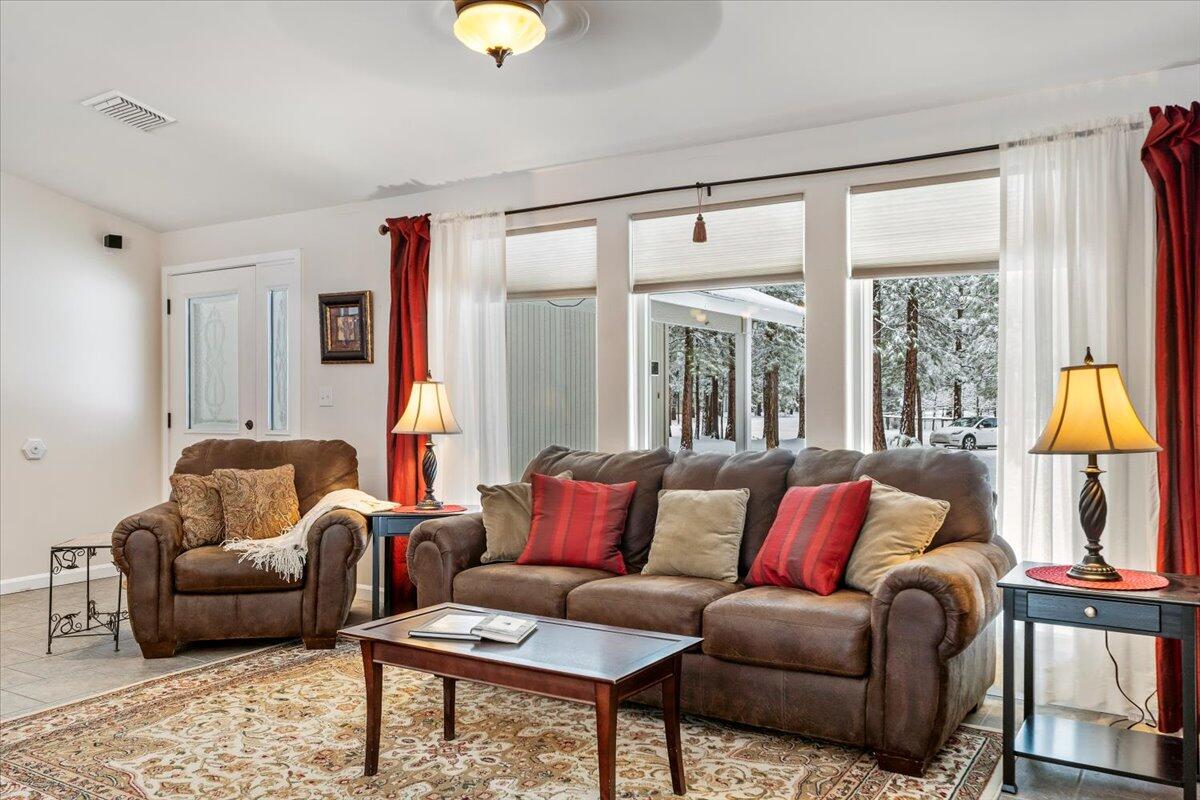 53249 Andrews Road La Pine, OR 97739 - Photo 8 of 49 Living Room/Great Room