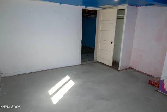 a view of empty room with window