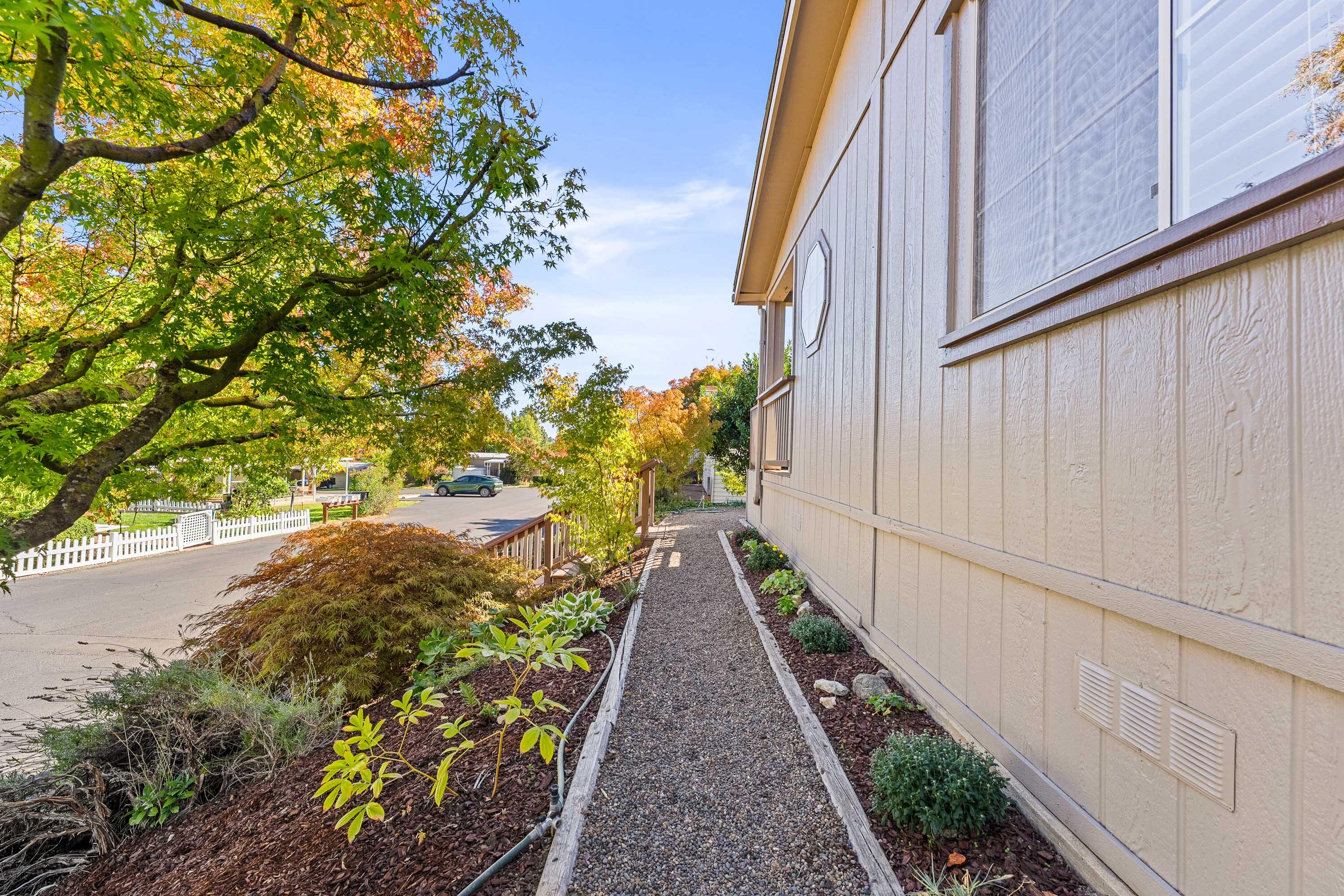 3955 South Stage Road, Unit 52 Medford, OR 97501 - Photo 25 of 31 Outside