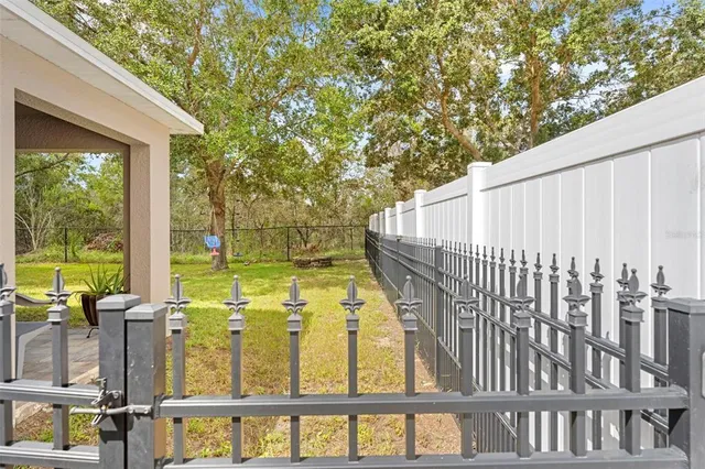 a view of yard with tree