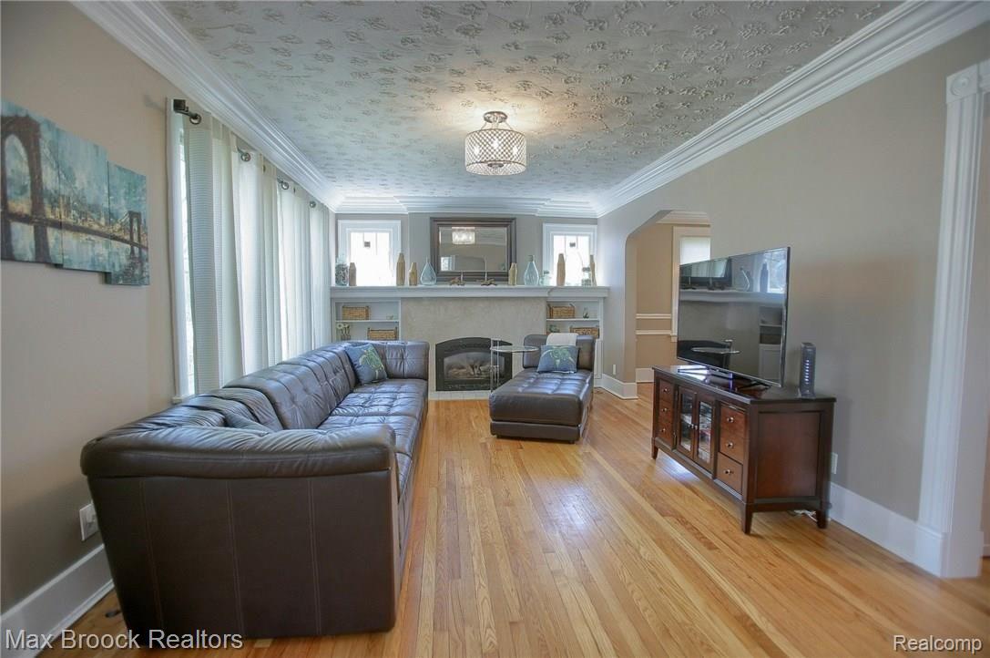 175 North Adams Road Birmingham, MI 48009 - Photo 5 of 37 Great_Room.jpg