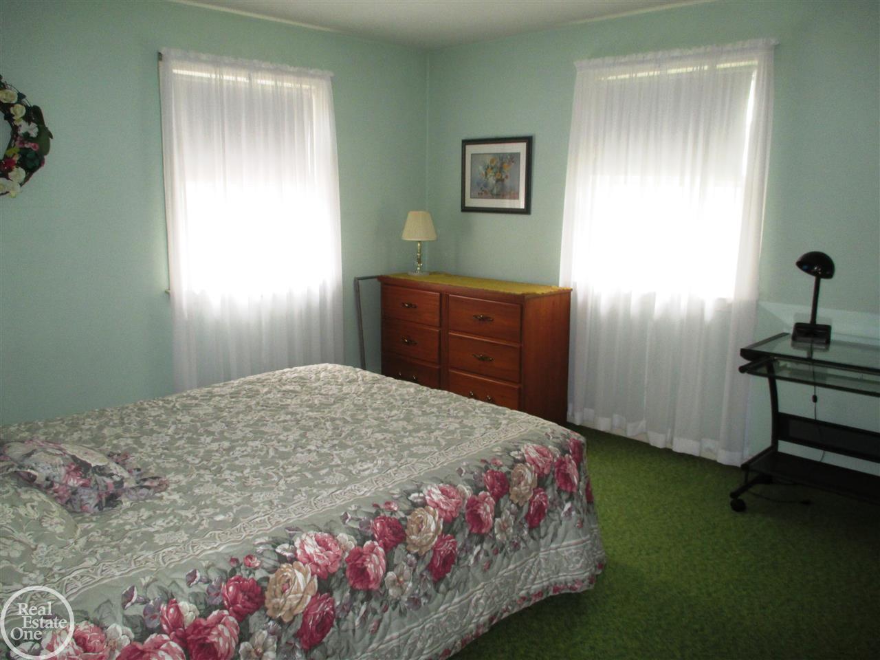 1670 Fairholme Road Grosse Pointe Woods, MI 48236 - Photo 12 of 14
