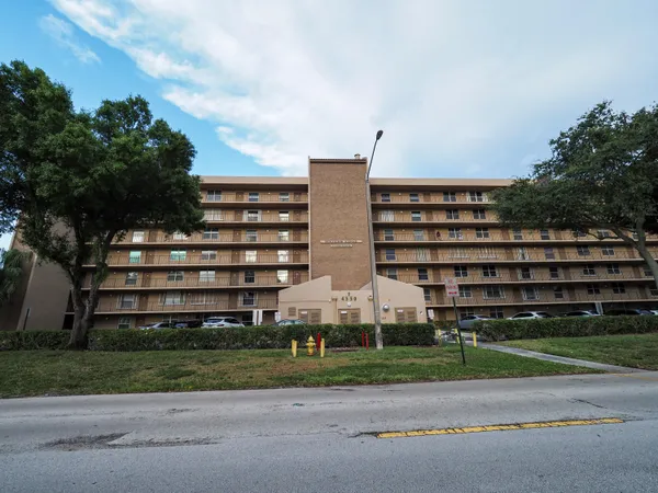 $1,900 | 4550 Northwest 18th Avenue, Unit 405, Pompano Beach, FL 33073