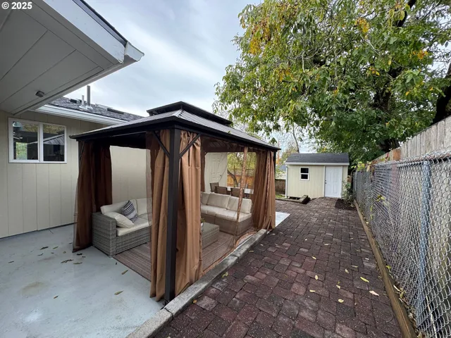 a view of a house with a backyard