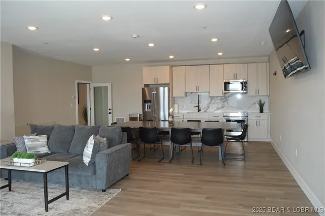 $839,900 | 182 Vintage Drive, Unit 2B, Four Seasons, MO 65049