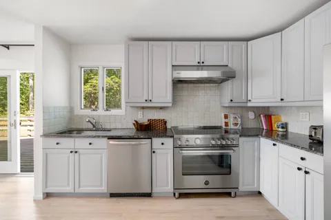 $1,425,000 | 2 Maidstone Park Road, East Hampton, NY 11937