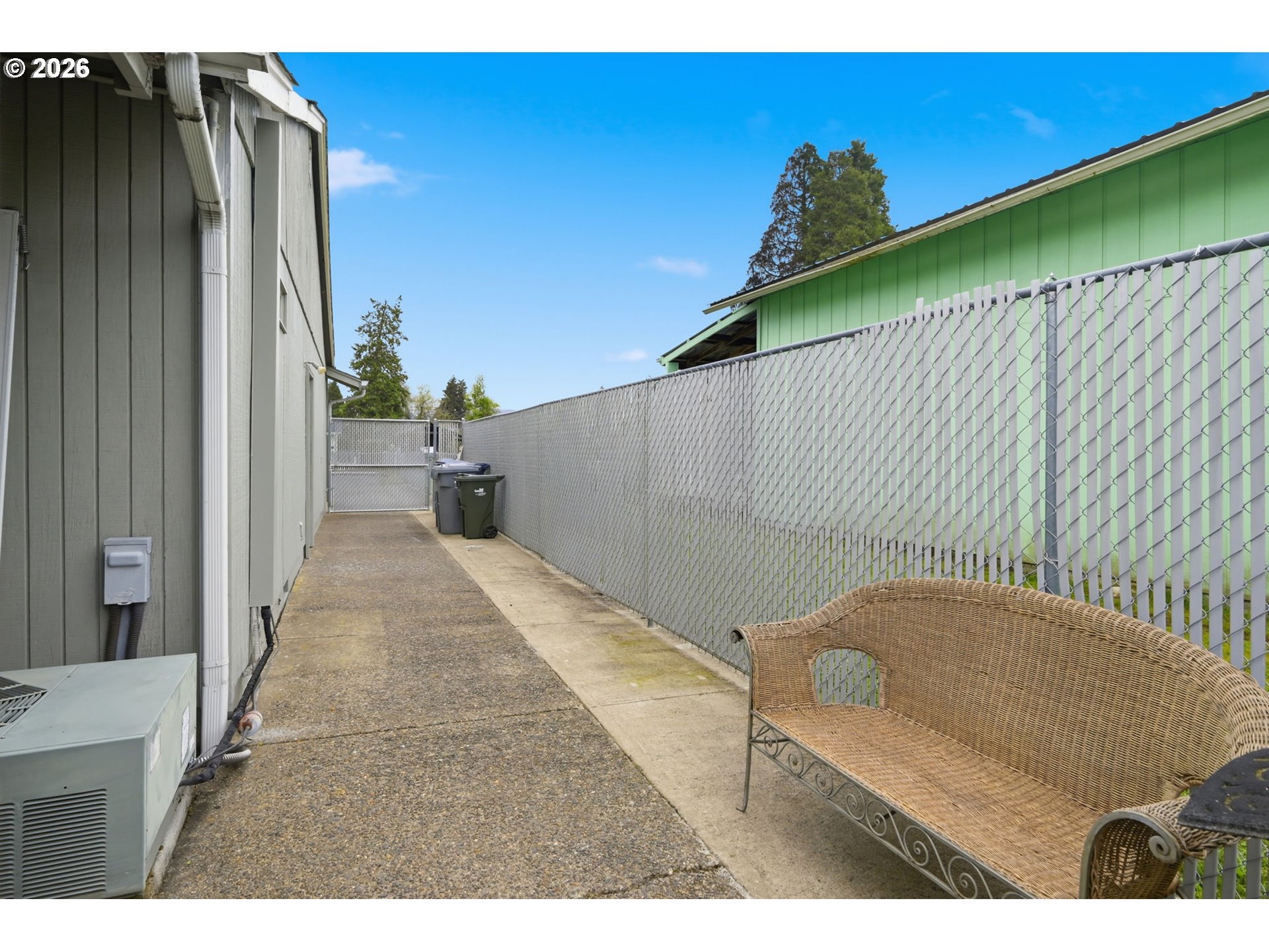 430 South 37th Place Springfield, OR 97478 - Photo 39 of 39 a backyard of a house