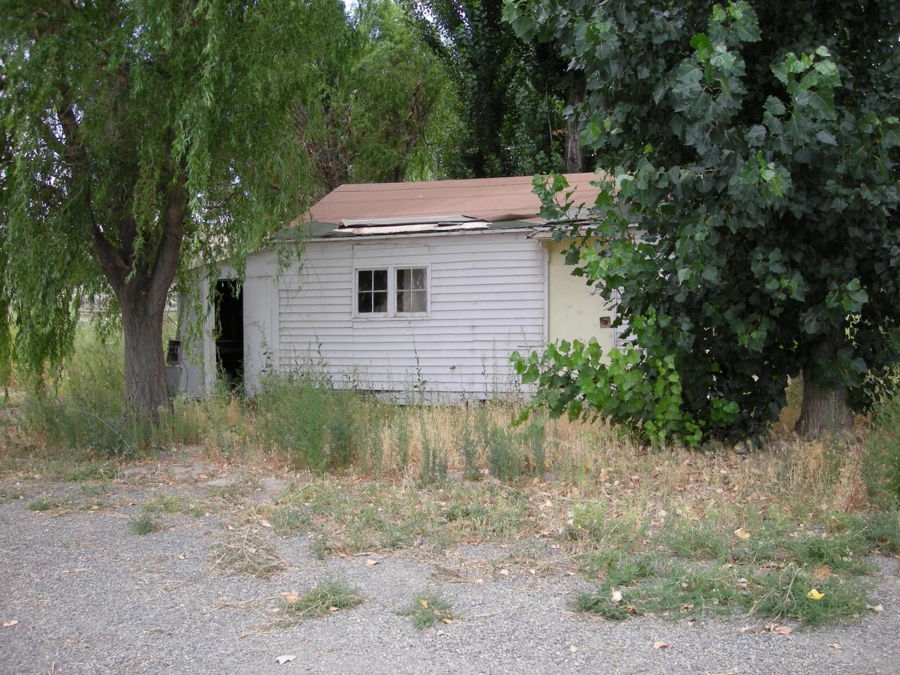 5302 Gamache Road Moxee, WA 98936 - Photo 3 of 7 a backyard of a house with lots of green space
