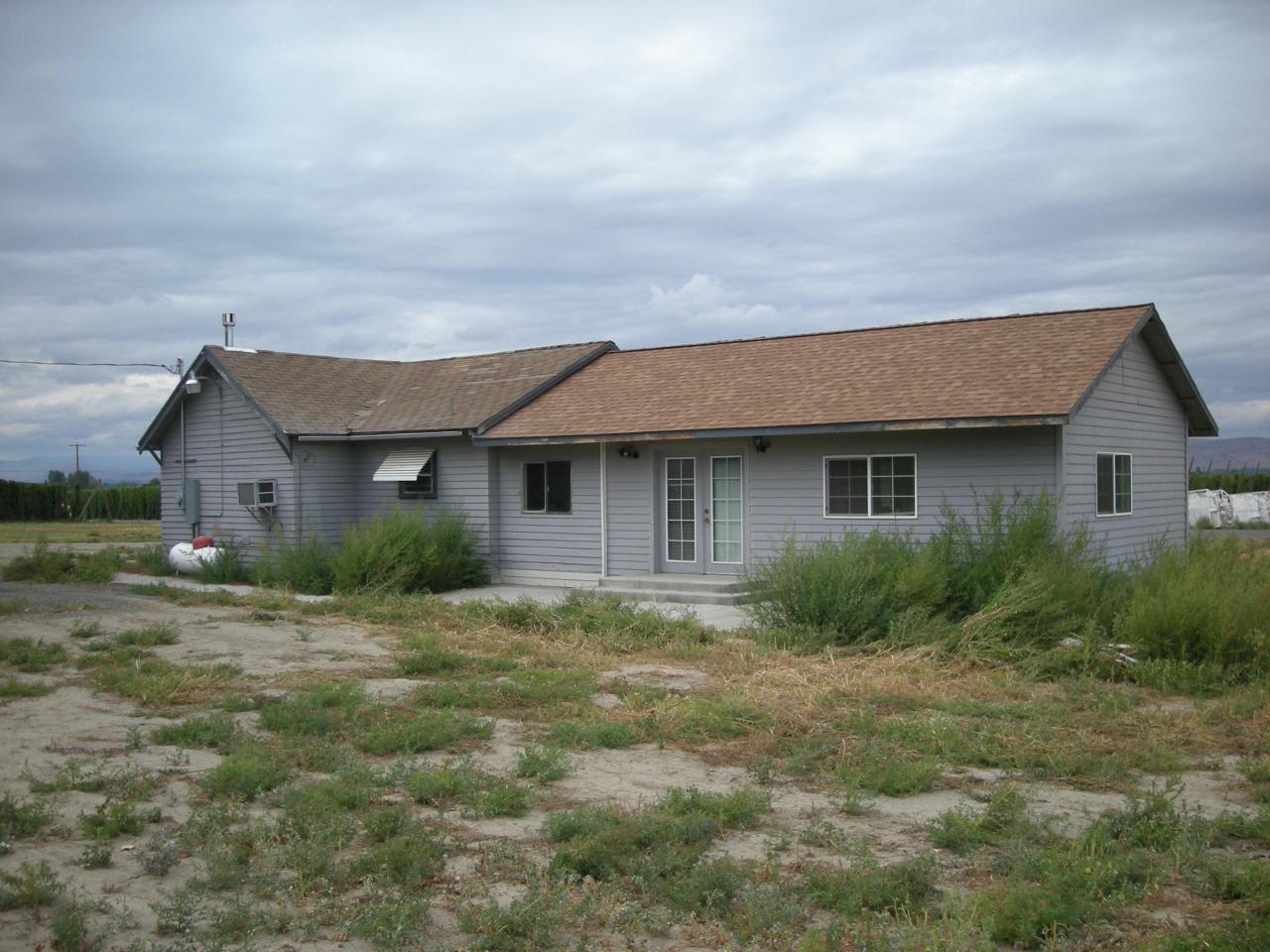 5302 Gamache Road Moxee, WA 98936 - Photo 7 of 7 a front view of a house with garden