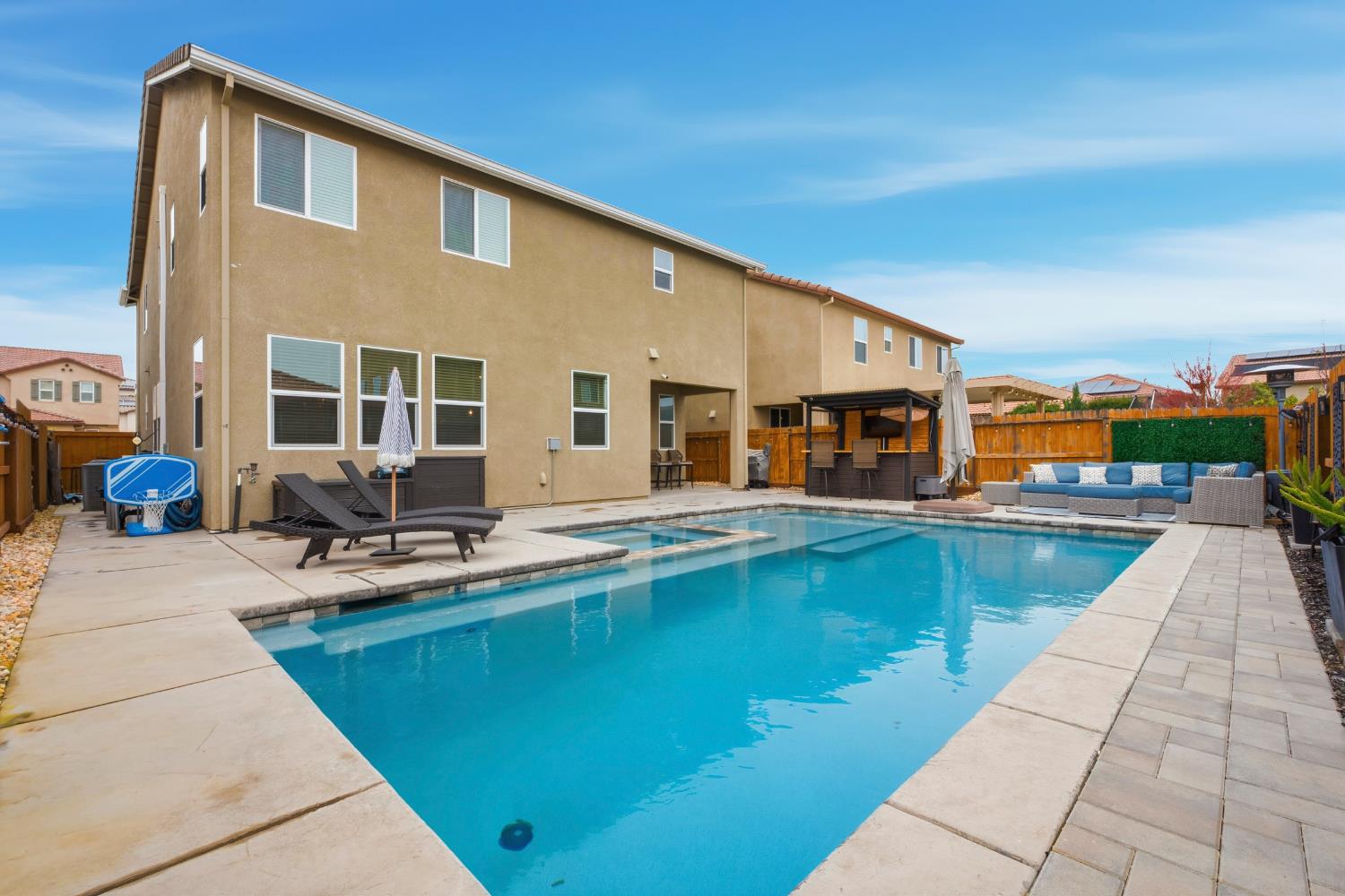 7240 Encore Way Roseville, CA 95747 - Photo 49 of 52 a view of a patio with chairs and plants